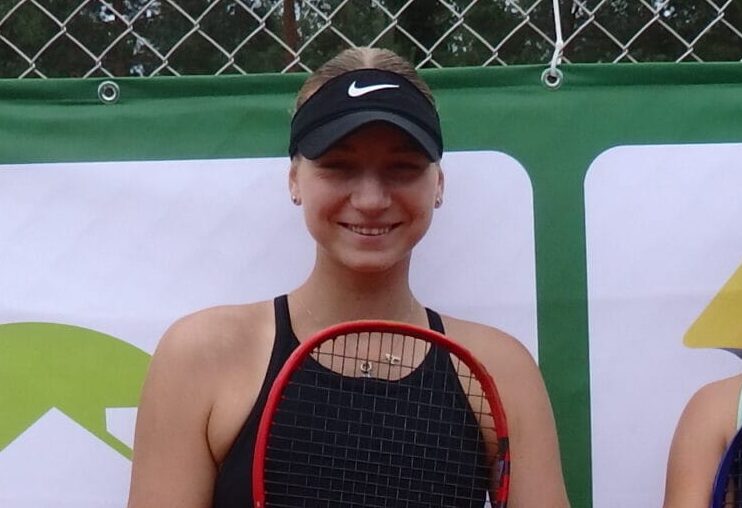 Anna Hertek (POL) vasemmalla, Allegra Korpanec Davies (GBR) oikealla